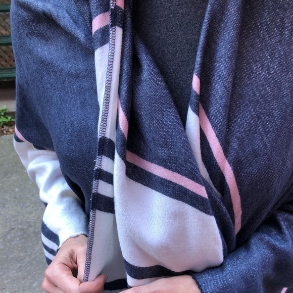 Poncho Wrap Scarf in blue and white - Picture 13 of 13